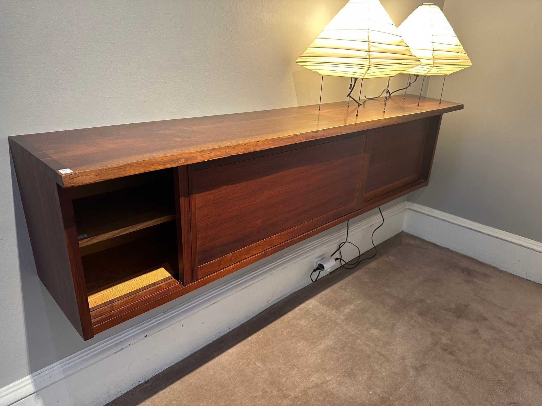 George Nakashima chez Piasa, Paris. Meubles en noyer massif, et design épuré et élégant