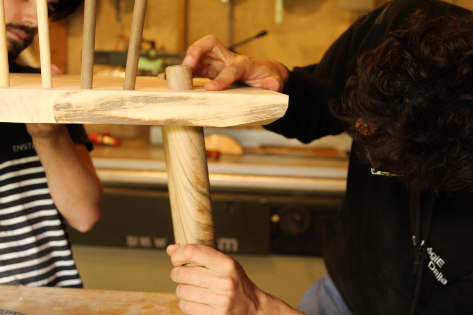 Fabrication artisanale d'un meuble en noyer