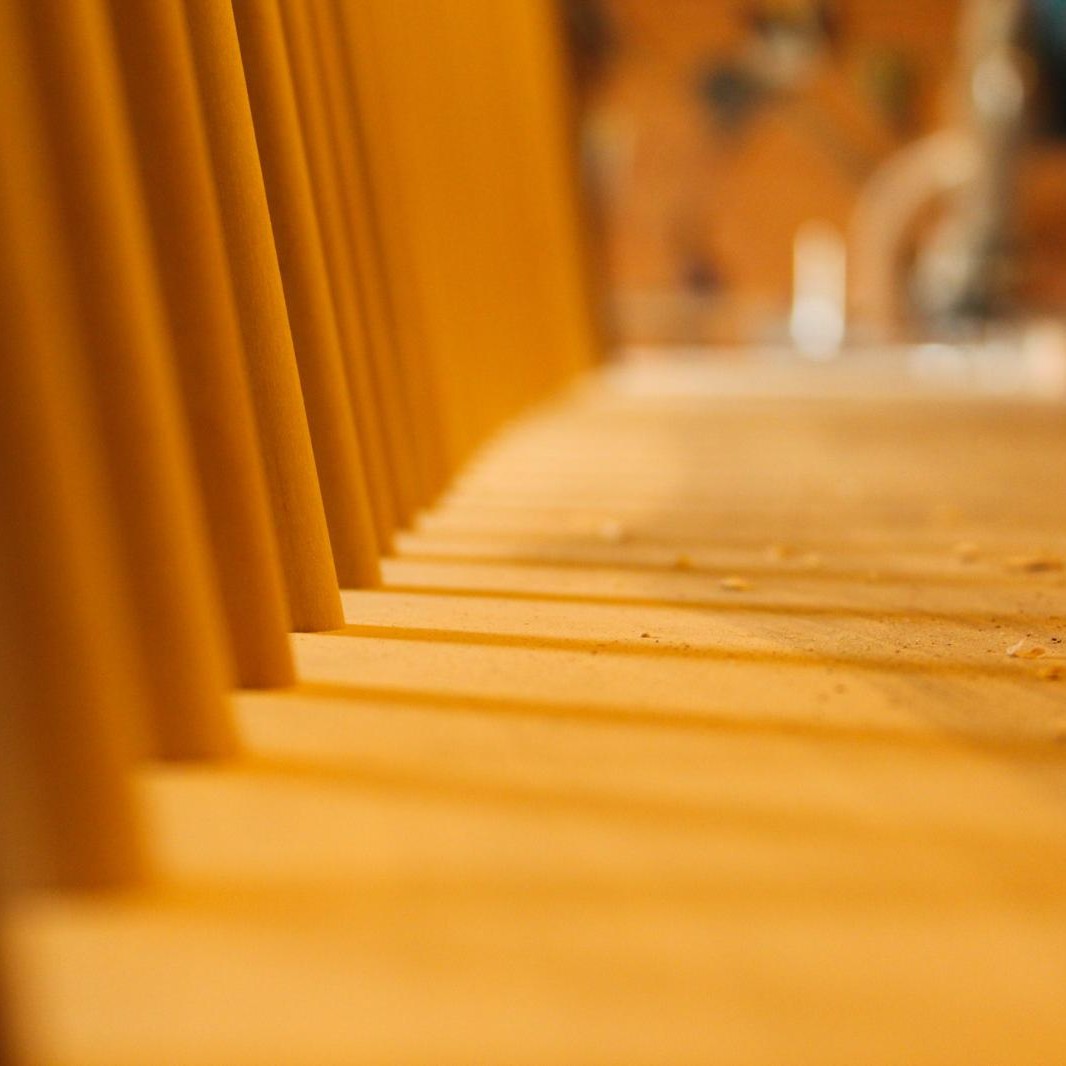 Banc en noyer massif, design épuré et fabrication artisanale française — vue 2