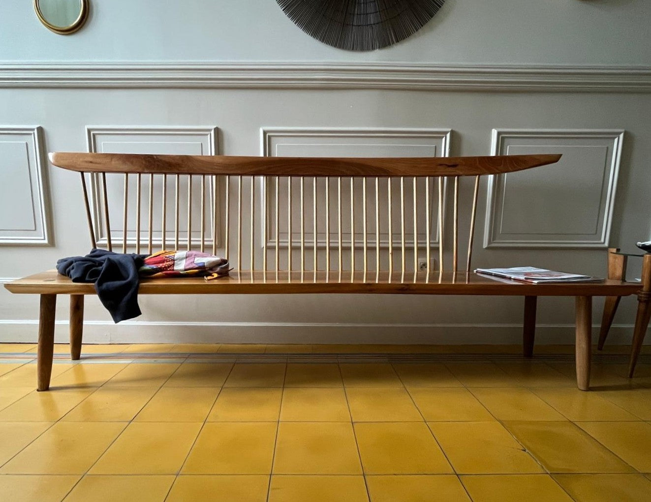 Banc en noyer massif, design épuré et fabrication artisanale française — vue 3