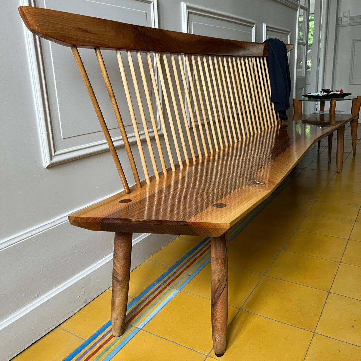 Banc en noyer massif, design épuré et fabrication artisanale française — vue 4