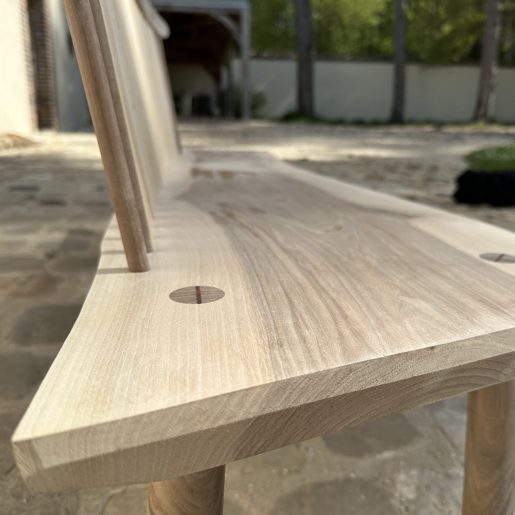 Banc en noyer massif, design épuré et fabrication artisanale française — vue 6