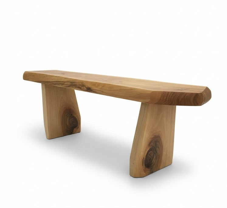 Petit banc sculpté en orme massif