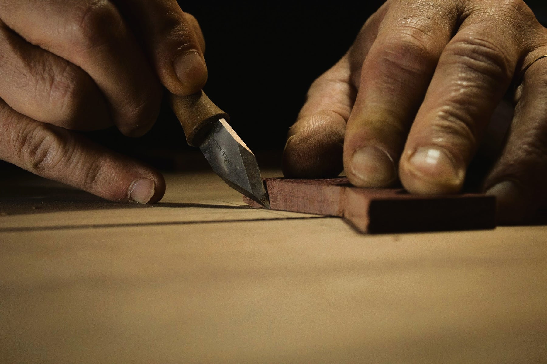 Travail du bois à la main dans les ateliers