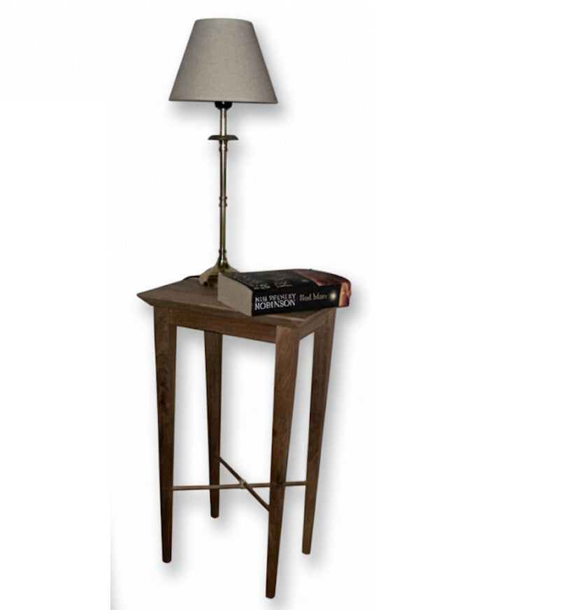 Table de chevet fine et aérienne en noyer du Périgord
